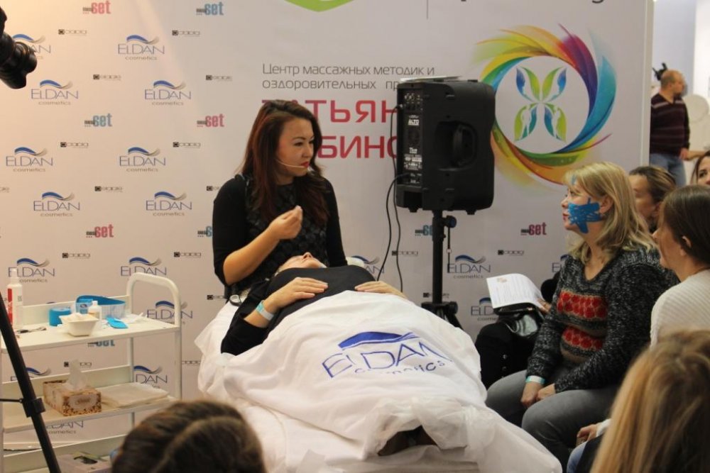 Щеглова Диля на стенде ELDAN окт-17.JPG